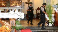 Penyisiran itu dilakukan untuk memastikan keamanan gereja dari kemungkinan aksi teror.