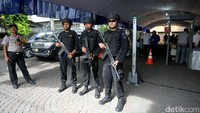 Polisi bersenjata api laras panjang berjaga di luar gereja.