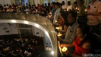 Umat Kristiani mengikuti Misa Malam Natal di Gereja Immanuel, Jakarta Pusat, Sabtu (24/12/2013) malam.