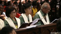Suasana Misa Natal di Gereja Katedral.