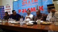 Dirjen Imigrasi Kemenkumham Ronny F Sompie (tengah) menyangkal adanya ribuan hingga jutaan tenaga kerja ilegal asal RRC. Menurutnya hingga Desember 2016, ada sebanyak 31.030 orang asal RRC, dan semuanya memiliki KITAS.
