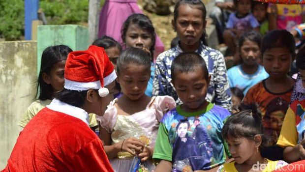 Polisi beri kado ke anak-anak