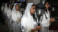 Umat Kristiani melaksanakan ibadah Misa Malam Natal di Katedral.