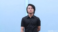 Ia tampak berpenampilan lebih macho dari biasanya. Pool/Ismail/detikFoto.