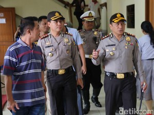 Napi Kabur Bajak Mobil Tahanan Tabrak Sejumlah Kendaraan di Depok