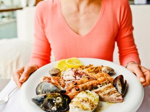 Diduga Makan Seafood Basi, Kandung Kemih Wanita Ini Meledak
