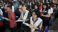 Jemaat Misa Malam Natal membludak hingga keluar gereja.