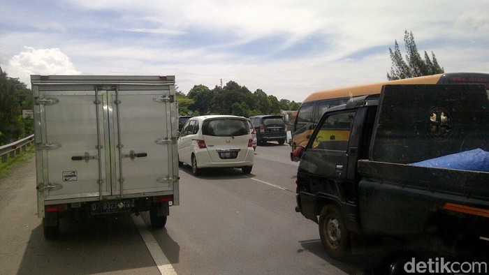 Ada Pengurangan Lajur, Kendaraan Mengular Hingga 3 KM Jelang Jembatan Cisomang