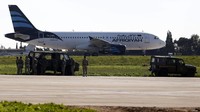Tentara Malta mengepung pesawat yang dibajak. Darrin Zammit-Lupi/Reuters/detikFoto.