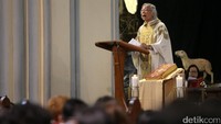 Misa Natal ini bertema Hari Ini Telah Lahir Bagimu, Juruselamat, Yaitu Kristus Tuhan Di Kota Daud.
