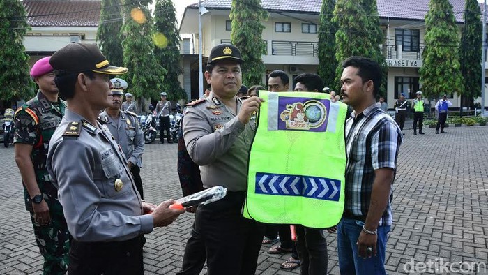 Polisi Gandeng Relawan Pantau Arus Lalin Jalur Pantura Situbondo