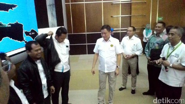 3 Operator PLN Ini Dapat Hadiah Jaket dari Jonan