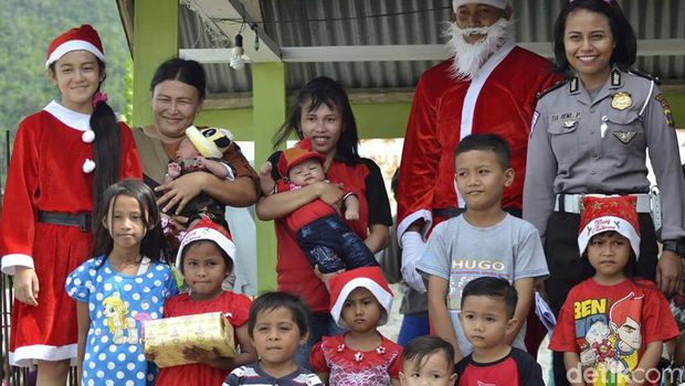 Polisi Berkostum Santa Claus Beri Kado ke Anak anak di Polisi Berkostum Santa Claus Beri Kado ke Anak anak di
