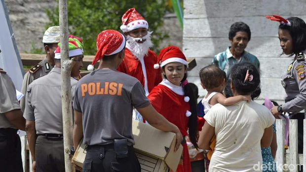Polisi beri kado ke anak-anak