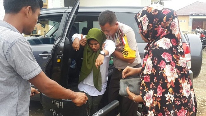 Saat Kapolres Pidie Tolong Warga Korban Kecelakaan Motor