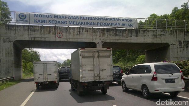 Lalu lintas jelang Jembatan Cisomang