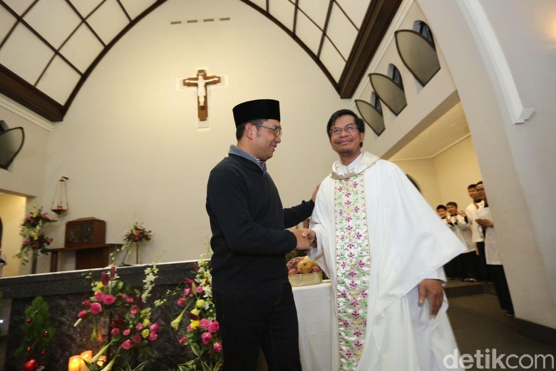 Kunjungi Gereja, Ridwan Kamil Pastikan Natal di Bandung Aman