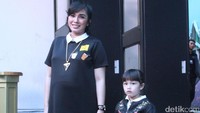 Ussy dan buah hatinya saat ditemui di Trans TV, Kapten Tendean, Jakarta Selatan, Jumat (23/12/16). Pool/Ismail/detikFoto.