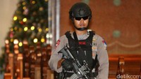 Polisi berjaga di dalam gereja.