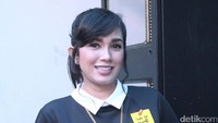 Walau dalam kondisi hamil besar, penyanyi ini tetap berani untuk mengambil pekerjaan. Pool/Ismail/detikFoto.