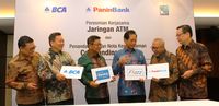 Direktur Marketing PT Rintis Sejahtera Suryono Hidayat, Direktur BCA Santoso, Presdir Rintis Sejahtera Iwan Setiawan, Presdir BCA Jahja Setiaatmadja, Presdir PaninBank Herwidayatmo, Direktur Retail Banking PaninBank Ken Ng usai Peresmian Kerja Sama.