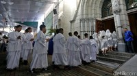 Hari ini Gereja Katedral tiga kali menggelar Misa Natal. Misa Natal itu berlangsung pukul 16.30 WIB, 19.30 WIB, dan 22.00 WIB.
