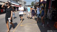 Pasar ini tutup jam 17.00 atau pukul 5 sore waktu setempat. Anda juga akan melihat pemandangan yang tak biasa, orang wara-wiri dengan cepat saat toko-toko akan segera tutup.