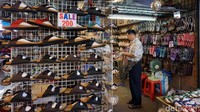 Pasar ini memang menjadi surganya bagi para penggila belanja murah berbagai keperluan, mulai dari baju, pernak-pernik, aneka suvenir, sampai beragam makanan pun bisa ditemukan di sini.