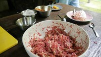 Setelah selesai memasak, makanannya disajikan untuk dimakan bersama di Rumah Desa yang suasananya asri. Kalau mau menambah paket menu lain pun bisa (Kurnia/detikTravel)