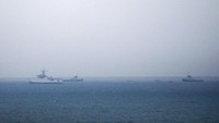 Fragmen dari pesawat jenis Tupolev Tu-154 yang dirakit pada 1983 itu, telah ditemukan pada kedalaman sekitar 70 meter di Laut Hitam di lepas pantai dekat kota Sochi. REUTERS/Maxim Shemetov.