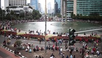 Kawasan Bundaran HI juga dipadai sejumlah warga.