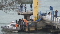 Sejumlah petugas masih berjaga di dermaga Laut Hitam.