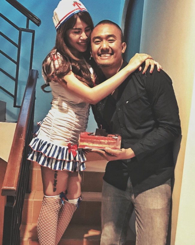 Uus dan istrinya, Kartika, secara terang-terangan mengakui bahwa keduanya sudah terlanjur hamil sebelum menikah. Meski demikian keduanya kini bahagia dan telah menikah. Foto: Instagram