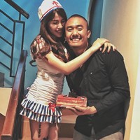 Uus dan istrinya, Kartika, secara terang-terangan mengakui bahwa keduanya sudah terlanjur hamil sebelum menikah. Meski demikian keduanya kini bahagia dan telah menikah. Foto: Instagram