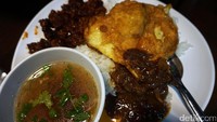 Sertifikasi halal di Thailand dilakukan oleh Halal Standard Institute of Thailand di bawah naungan Central Islamic Commitee di Thailand. Biasanya, ketika telah mendapatkan sertifikasi halal restoran dan hotel memasang logo halal. Hal yang sama juga diterapkan pada makanan yang ada dalam kemasan yang dijual di pasar modern.