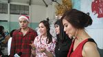 Cantik Kenakan Dress Merah, Olga Lydia Sebarkan Pesan Damai Natal