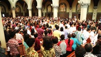 Menurut pantauan detikcom pukul 08.00 WIB di Gereja Katedral, Sawah Besar, Jakarta Pusat, Minggu (25/12/2016), acara Natal di Katedral sudah dimulai sejak pukul 06.00 WIB. Sejumlah jemaah pun memenuhi Katedral.