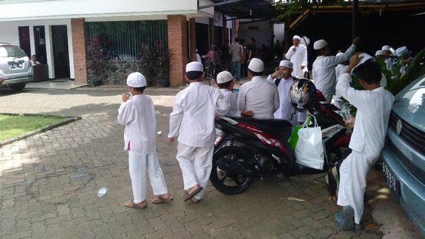 Saat Sandiaga Melahap Jengkol Bareng Warga Lebak Bulus