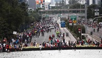 Menjelang siang hari, beberapa warga masih memadati kawasan Bundaran HI.