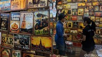 Kota Bangkok jelas jadi pilihan buat traveler penggila belanja. Di sana ada Pasar Chatuchak, pasar dengan lebih dari 15.000 kios yang bisa dipilih traveler. Murah-murah lho! (Rachman Haryanto/detikcom)