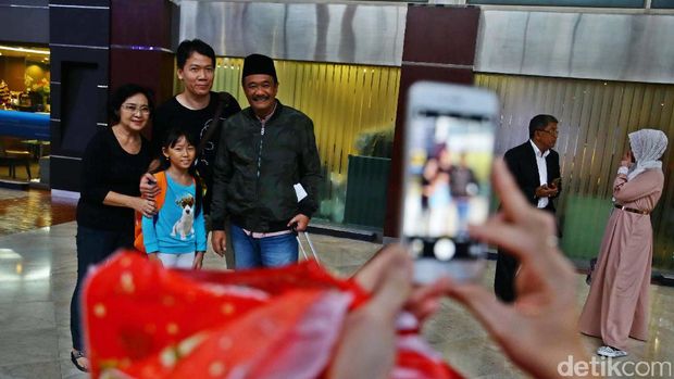 Saat Ahok Rayakan Natal Sementara Djarot Pergi Umroh