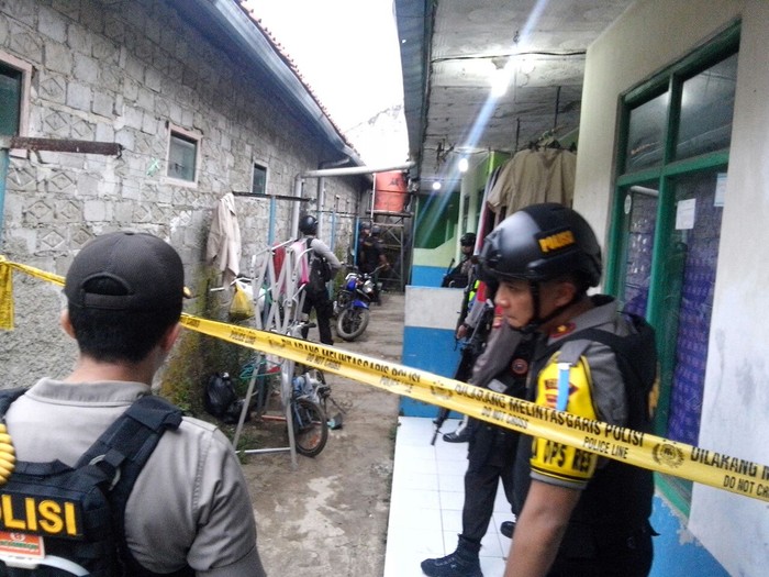 Barang Bukti yang Disita dari Kontrakan Teroris, Ada Timbangan dan Paku