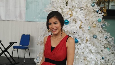 Cantik Kenakan Dress Merah, Olga Lydia Sebarkan Pesan Damai Natal