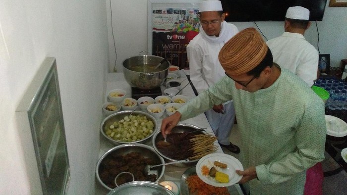 Saat Sandiaga Melahap Jengkol Bareng Warga Lebak Bulus