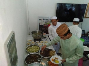 Saat Sandiaga Melahap Jengkol Bareng Warga Lebak Bulus