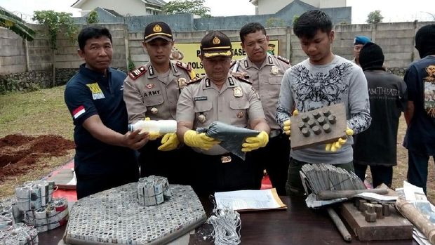 3 Bersaudara di Tangsel Ini Bikin Petasan Turun-temurun Selama 17 Tahun