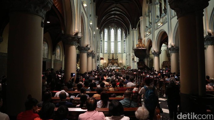 Hari Natal jatuh pada hari Minggu (25/12). Sejumlah gereja menyelenggarakan ibadah hari Natal, tak terkecuali Gereja Katedral.