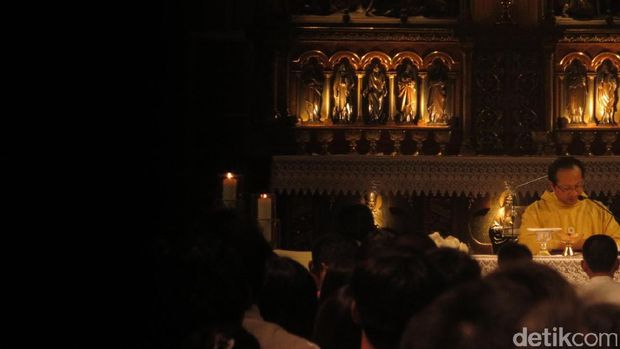Tertib dan Khidmat, Begini Suasana Misa Penutup di Gereja Katedral