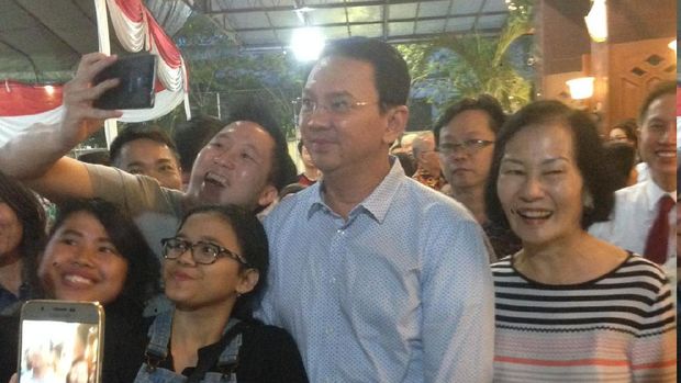 Ahok sempat diajak berswafoto