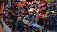 Puluhan ribu kios yang berjejer rapi itu dikelompokan sesuai dengan jenis barang dagangannya. Sedikitnya ada 26 area pengelompokan, antara lain area books and magazines, fashions, food, furniture, plants, pets, jewellery, paintings, dan masih banyak lagi.